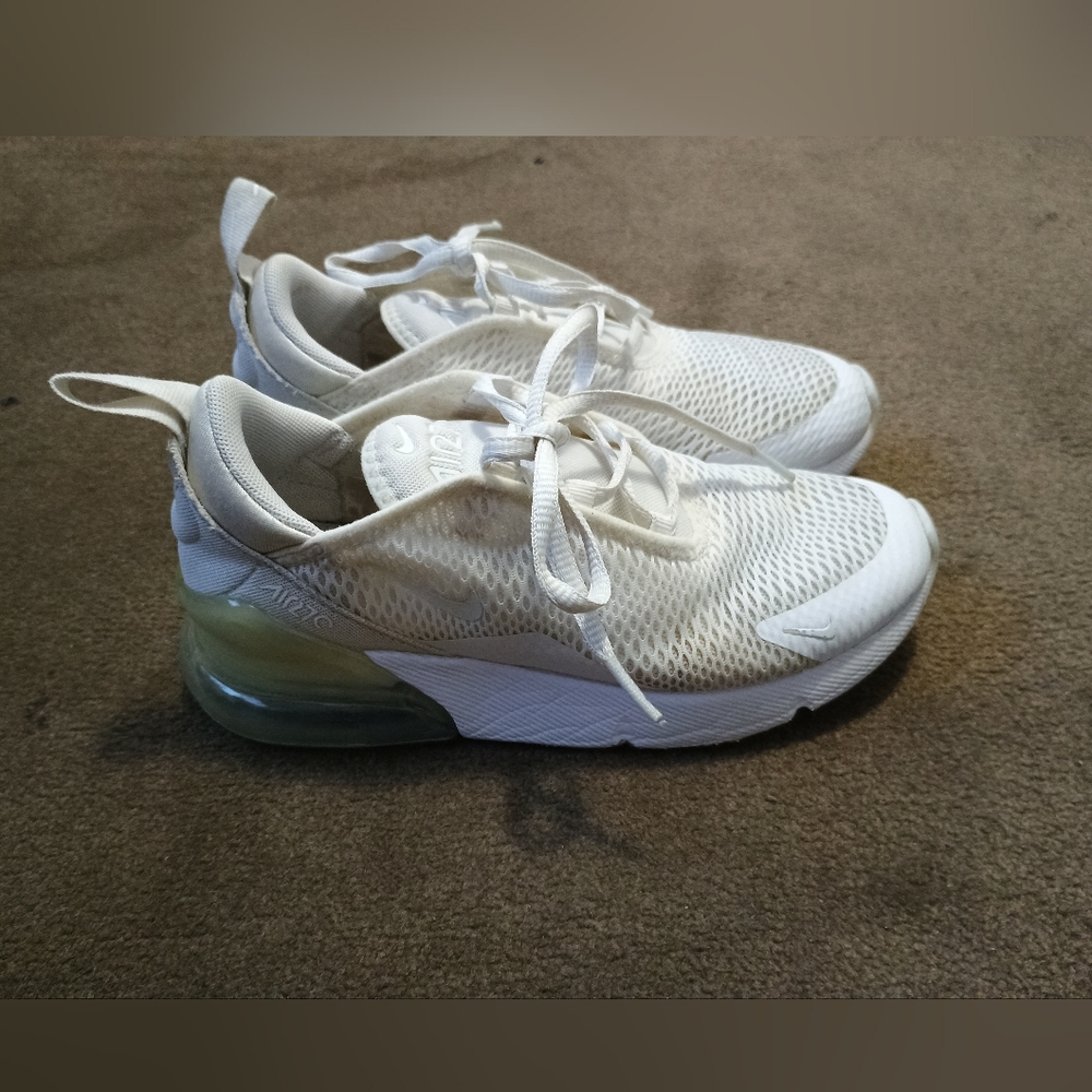 White Nike Air 270